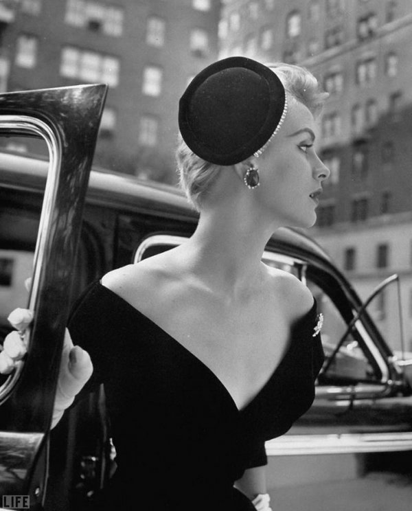  :  Nina Leen ( )