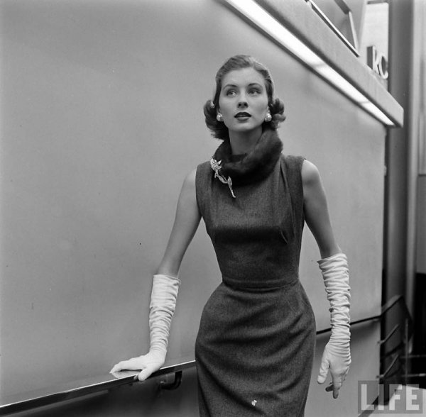  :  Nina Leen ( )