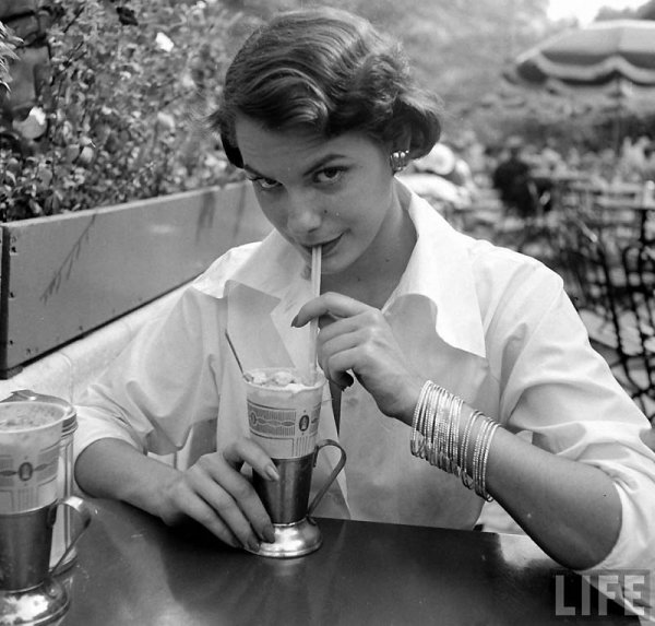  :  Nina Leen ( )