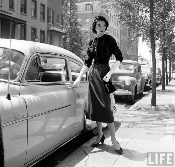  :  Nina Leen ( )