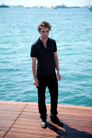   (Robert Pattinson)