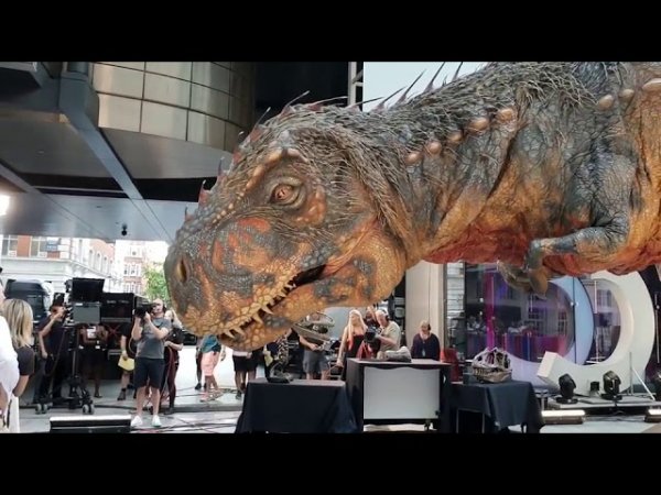 This is too realistic ! Huge T-Rex movable model arrive at London!