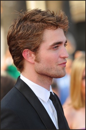   (Robert Pattinson)