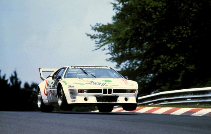  : BMW M1 1981      7329 .