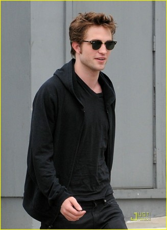   (Robert Pattinson)