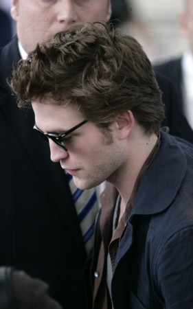   (Robert Pattinson)