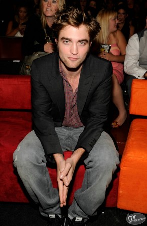   (Robert Pattinson)