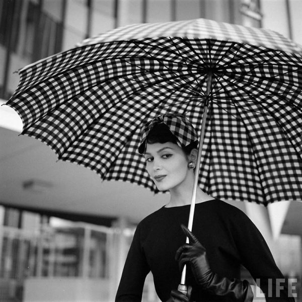  :  Nina Leen ( )