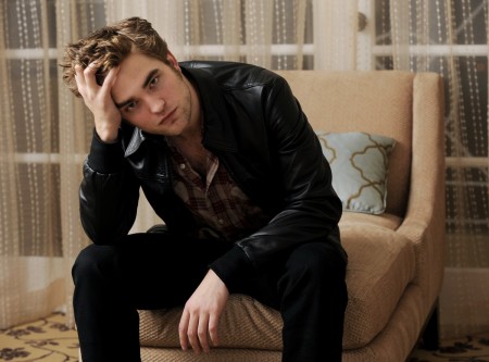   (Robert Pattinson)