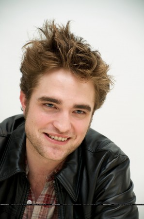   (Robert Pattinson)