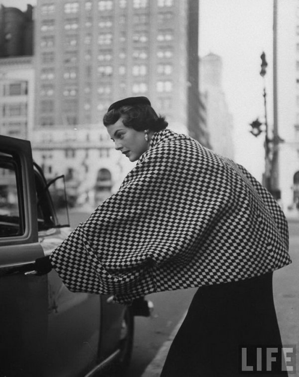  :  Nina Leen ( )