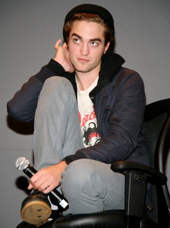   (Robert Pattinson)