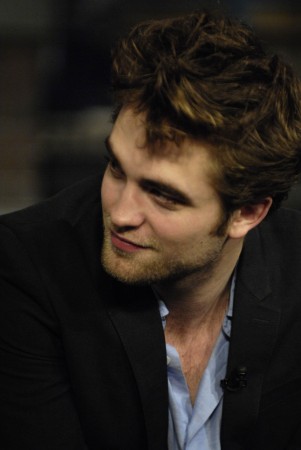   (Robert Pattinson)