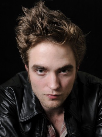   (Robert Pattinson)