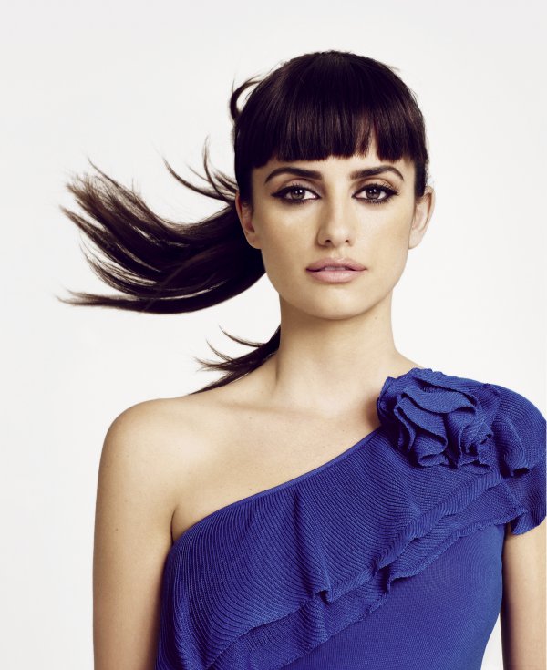   (Penelope Cruz)   (Monica Cruz)