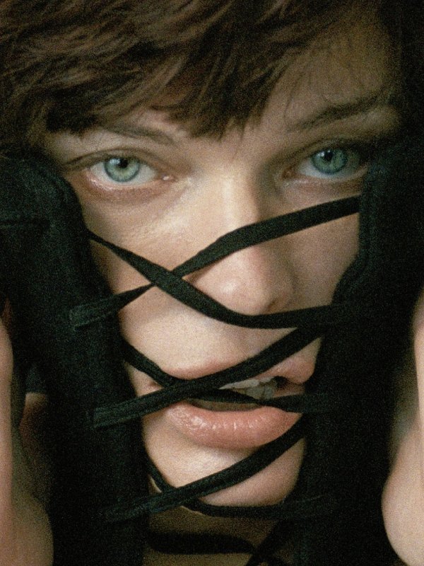  Milla Jovovich (18+)