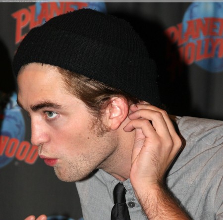   (Robert Pattinson)