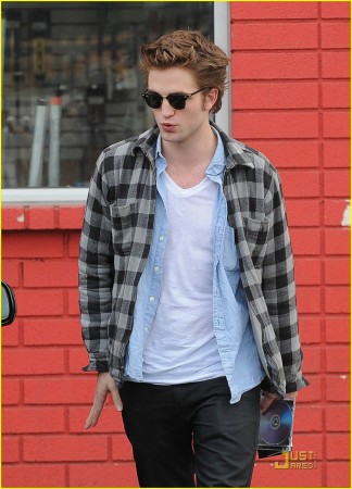   (Robert Pattinson)