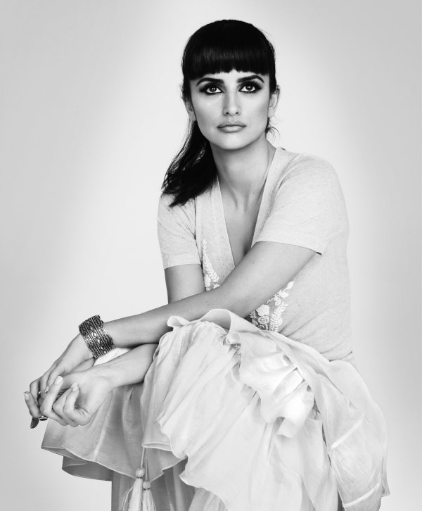   (Penelope Cruz)   (Monica Cruz)