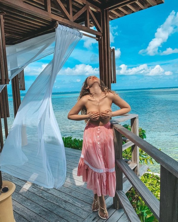 Анфиса Чехова опубликовала в сети пикантные фото с отдыха на Мальдивах