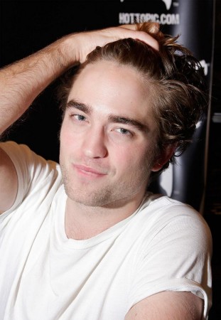   (Robert Pattinson)