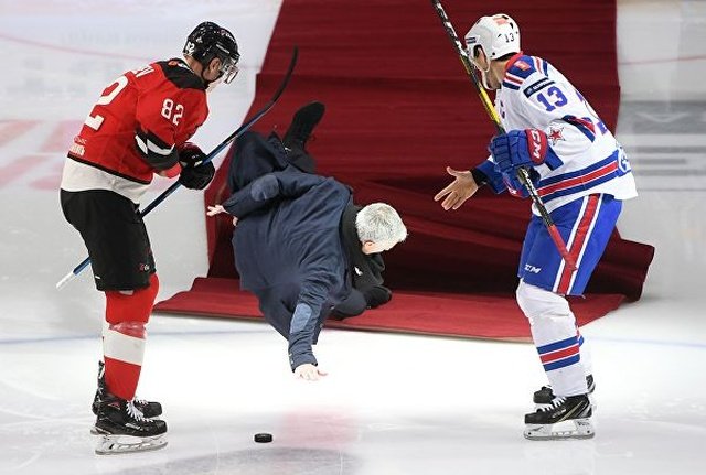 Падение Жозе Моуринью во время символического вбрасывания на матче КХЛ